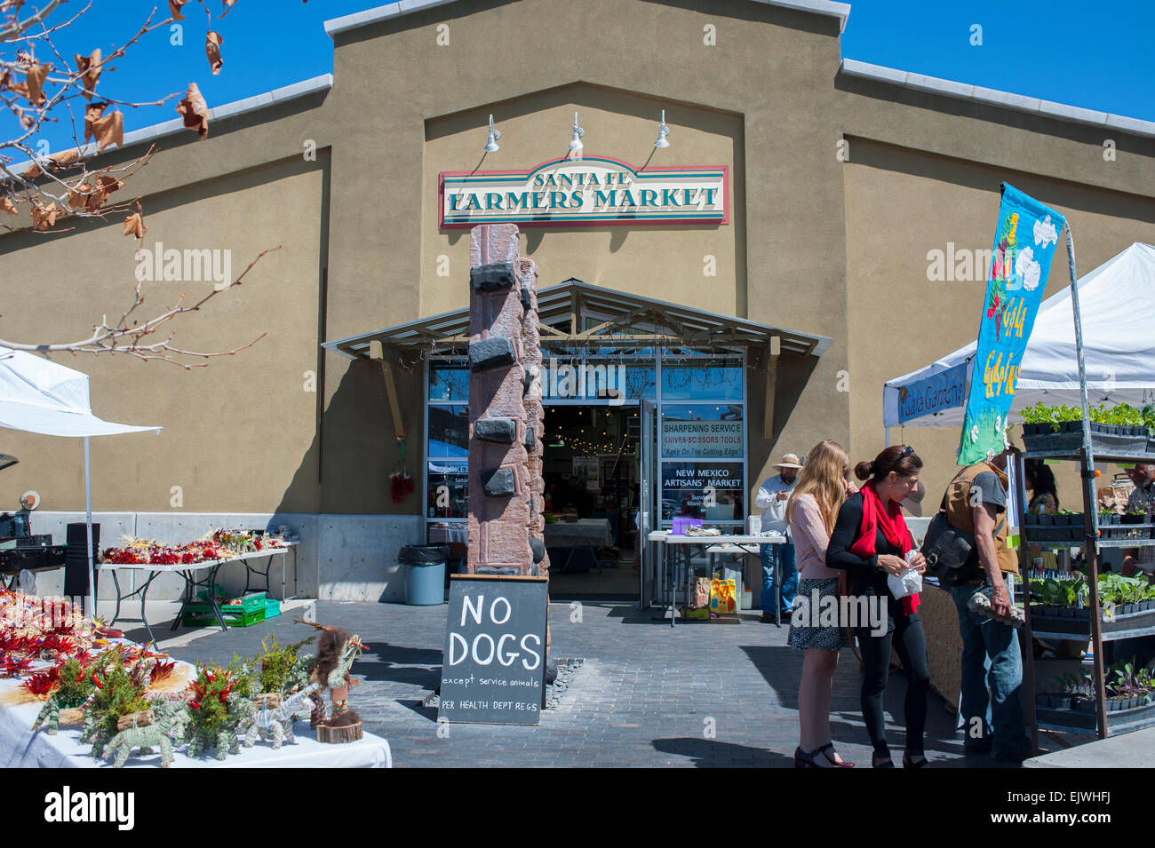 Stati Uniti d'America New Mexico NM Sante Fe Mercato degli Agricoltori dal vecchio railyard vendono artigianato e cibi freschi e prodotti provenienti dai contadini locali Foto Stock