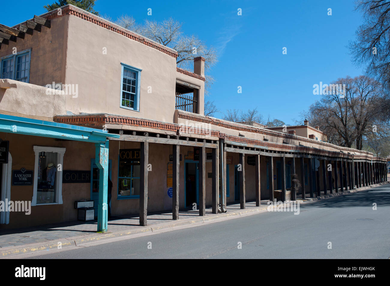 Stati Uniti d'America New Mexico NM Santa Fe Plaza vuoto negozi lungo la plaza shopping bassa stagione Foto Stock