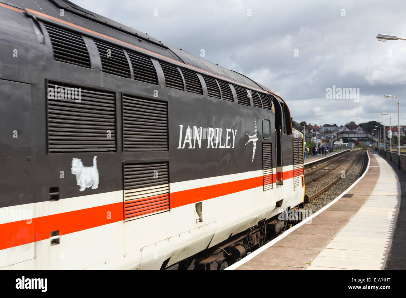 Classe 37 locomotiva diesel 37518 'Fort William/Un Gearasdan' a Deganwy stazione ferroviaria, vicino a Llandudno. Foto Stock