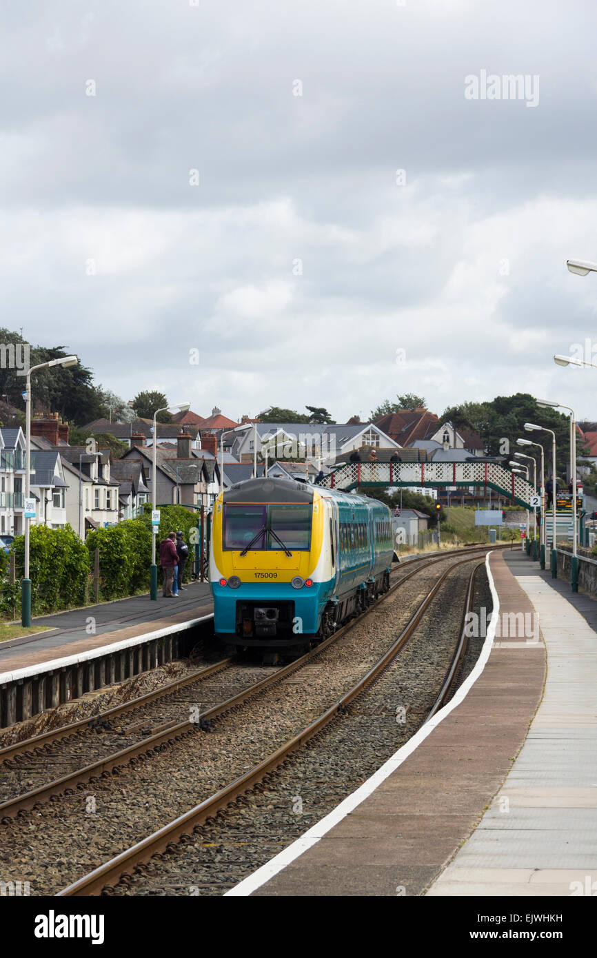 Arriva Trains Wales classe 175 due pullman treno passeggeri a Deganwy stazione ferroviaria, vicino a Llandudno, dirigendosi verso Llandudno Junction. Foto Stock