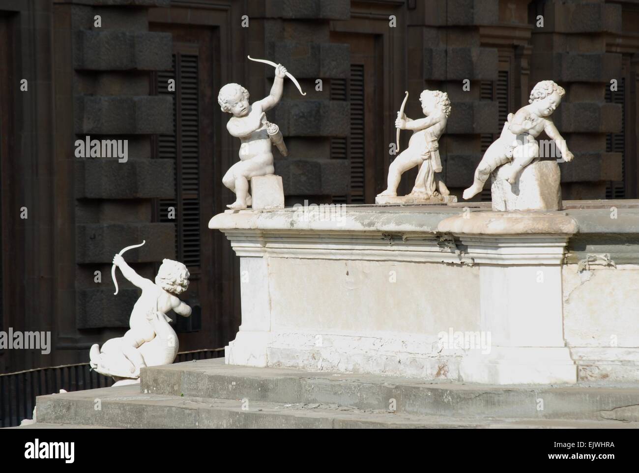 Statue di cherubini sulla Fontana del Carciofo di Giovanni Francesco Susini, Parco delle sculture di Boboli, Firenze, Italia. Foto Stock