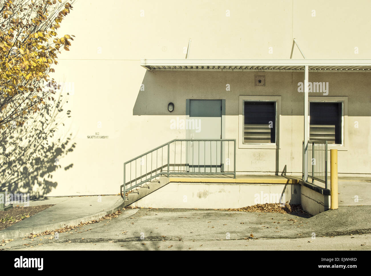 Sportello posteriore e ricezione di dock, un piccolo set di scale su un edificio in cemento con un 'n' Skateboarding segno sulla parete. Foto Stock