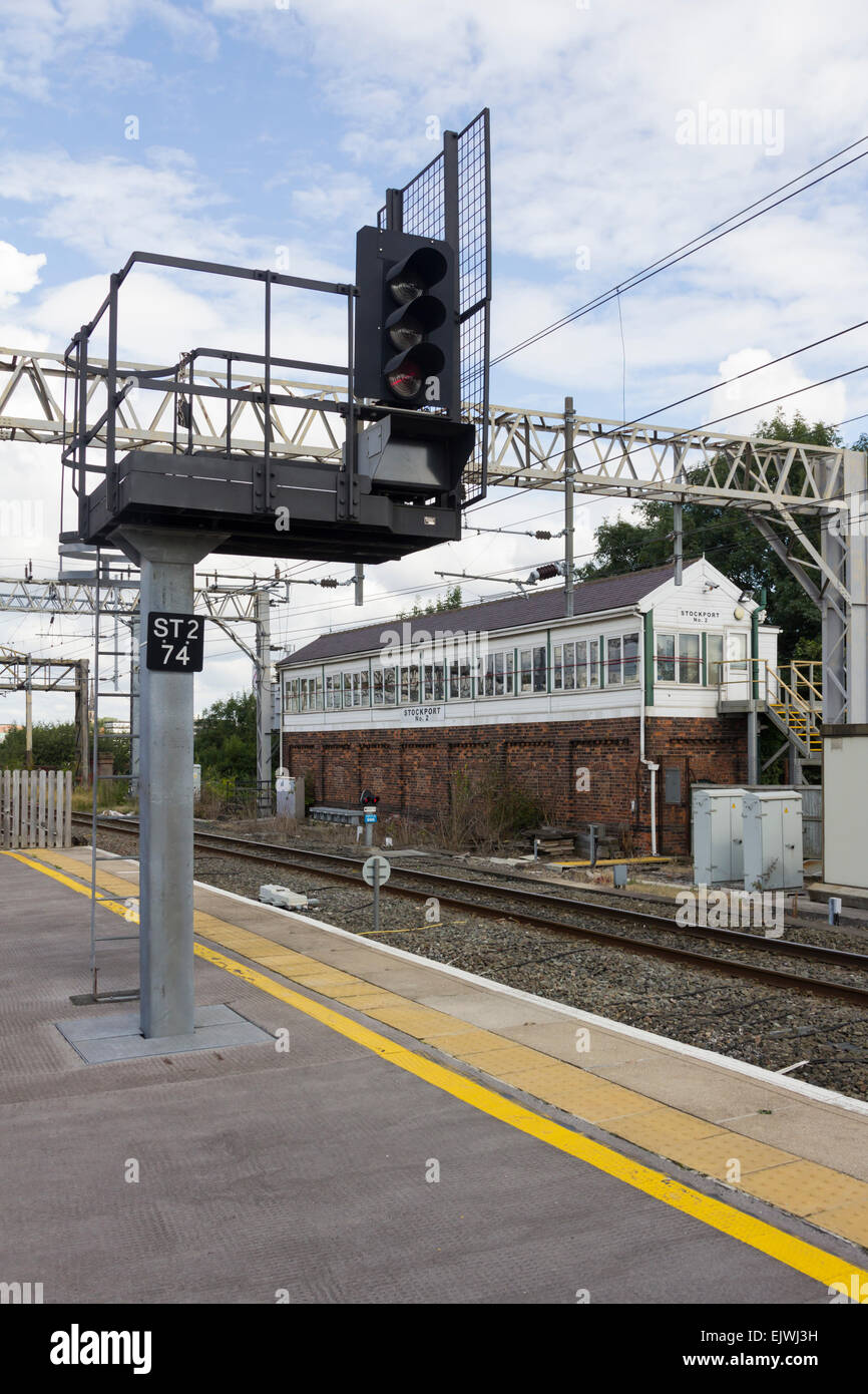 Stockport n. 2 la casella segnale risalente al 1870, vicino ad un moderno aspetto tre luce di colore rosso per segnalazione di pericolo su Stockport stazione ferroviaria. Foto Stock