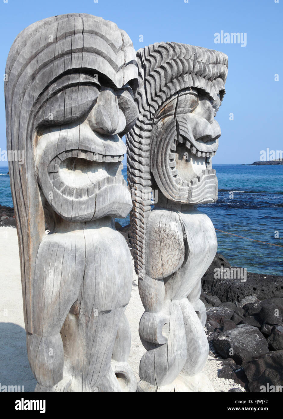 Figure scolpite a Puuhonua O Honaunau National Historical Park sulla Big Island Foto Stock