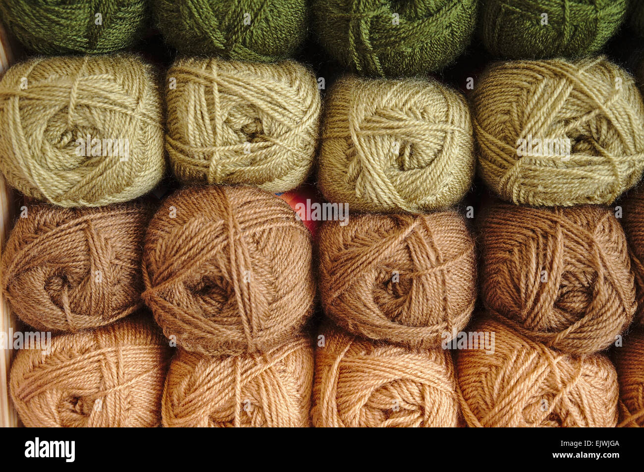 Stock di verde e marrone di lana per maglieria Foto Stock