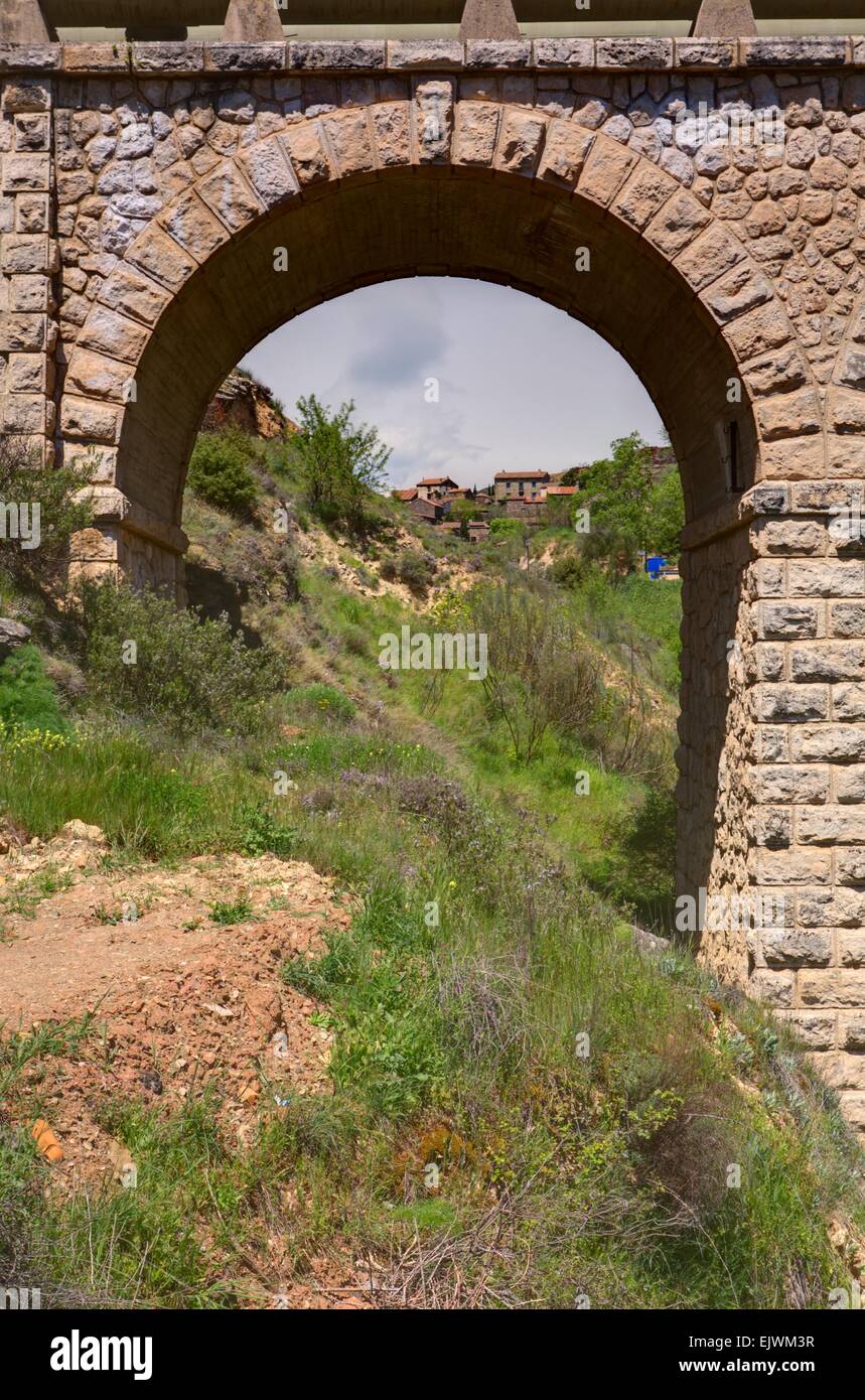Acquedotto di Patones de Arriba, un villaggio che appartiene alla provincia di Madrid (Spagna) che questa città ha uno dei migliori conservati popolare Foto Stock