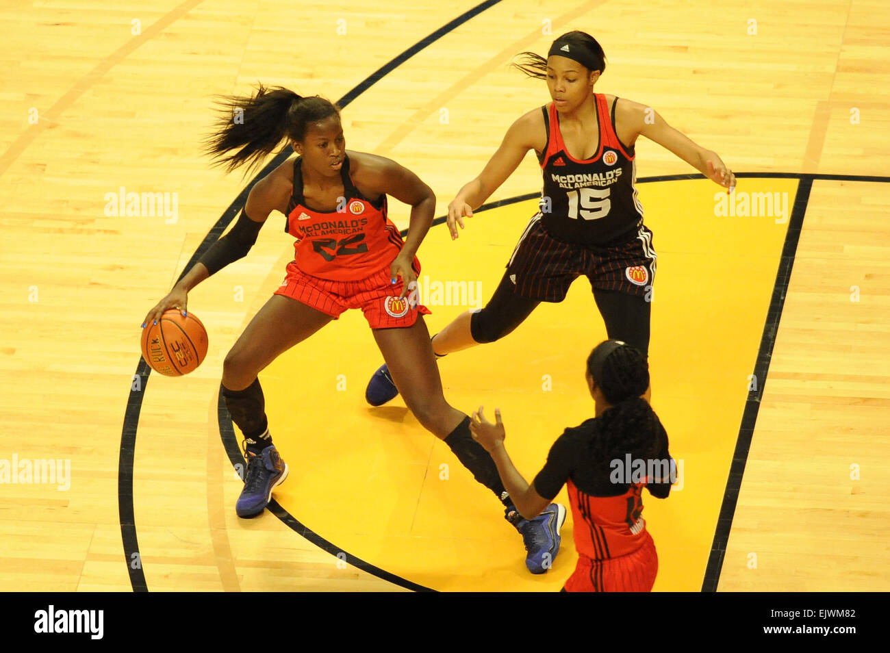 Chicago, IL, Stati Uniti d'America. 1 apr, 2015. McDonald's West tutti Americani Ashley Hearn (22) controlla la sfera di fronte a McDonald's East tutti Americani Kiah Gillespie (15) durante il 2015 McDonald's ragazza in tutto il gioco americano al United Center di Chicago, IL. Patrick Gorski/CSM/Alamy Live News Foto Stock