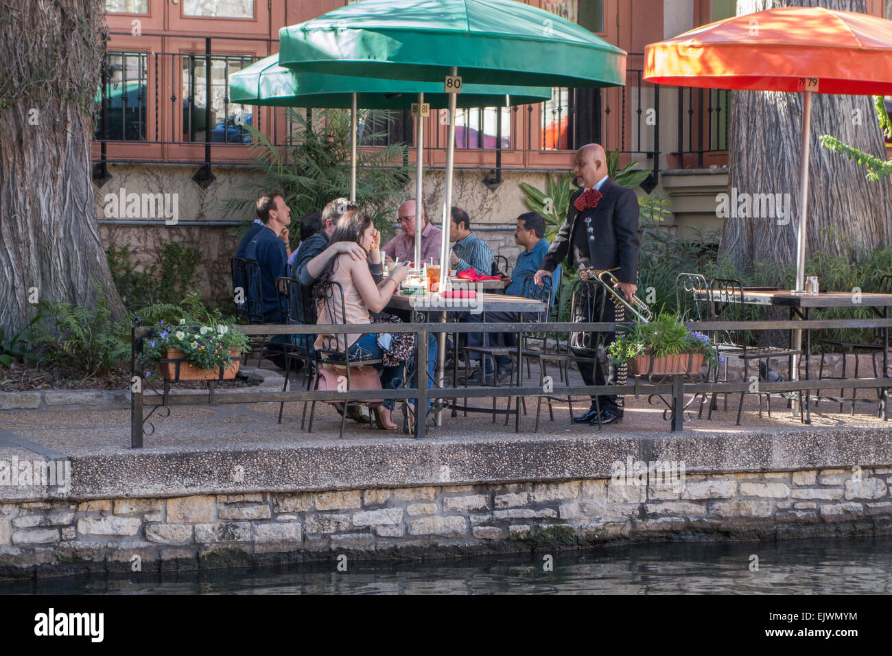 Il fiume San Antonio a piedi è una rete di percorsi pedonali lungo le rive del fiume San Antonio, San Antonio, Texas, Stati Uniti d'America Foto Stock