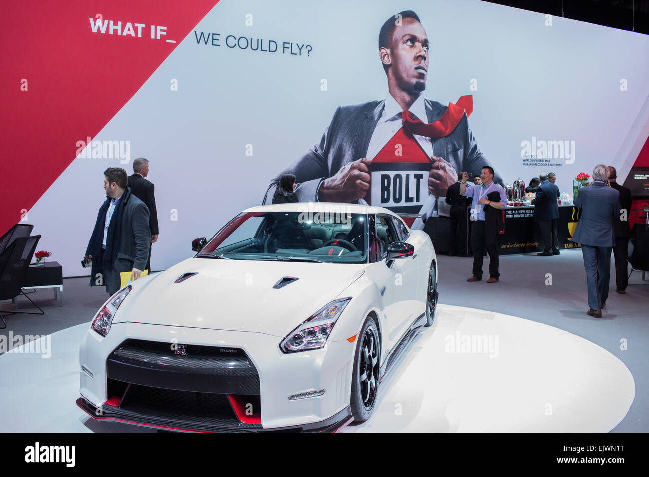 New York, NY - 1 aprile 2015. Il 2016 Nissan GT-R Nismo nella parte anteriore di un display dotato di runner Usan bullone. La GT-R Nismo è Nissan del premio sportscar, dotate di un 600 cv sovralimentato con turbocompressore motore V6, e con un prezzo al dettaglio suggerito di oltre $ 149,000. Credit: Ed Lefkowicz/Alamy Live News Foto Stock