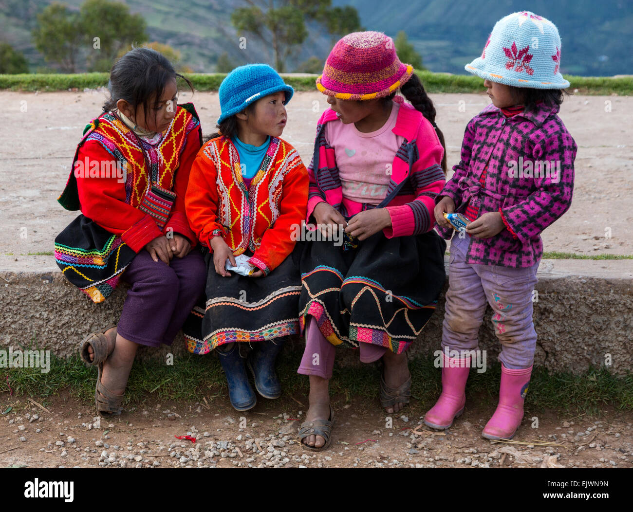 Il Perù, Valle di Urubamba. Quattro giovani ragazze Quechua. Foto Stock