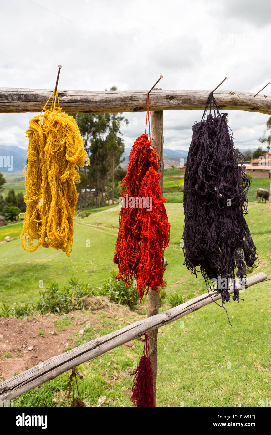 Il Perù, Valle di Urubamba, Quechua villaggio di Misminay. Filati tinti di essiccazione al sole. Foto Stock