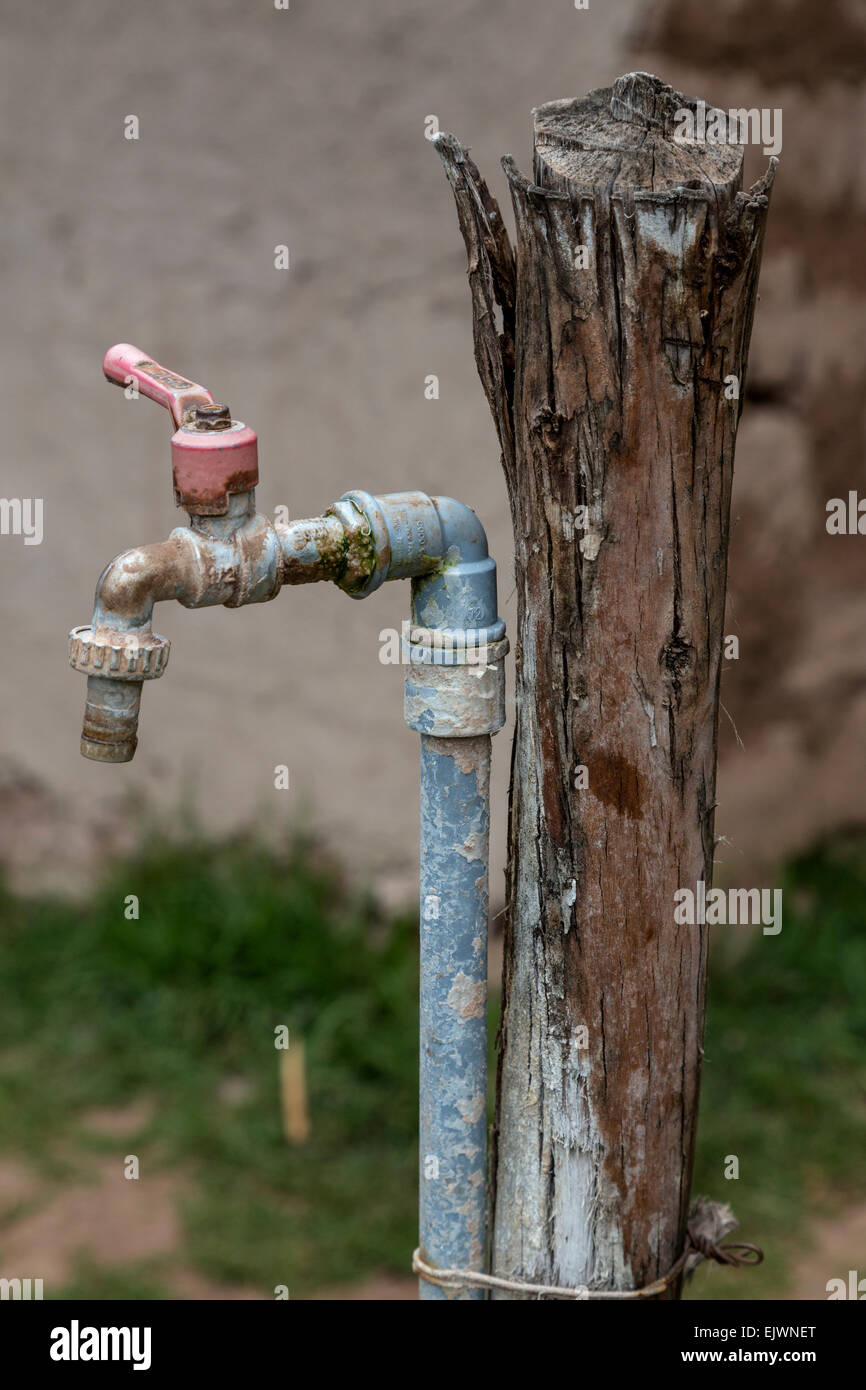 Il Perù, Valle di Urubamba, Quechua villaggio di Misminay. Rubinetto d'acqua. Foto Stock