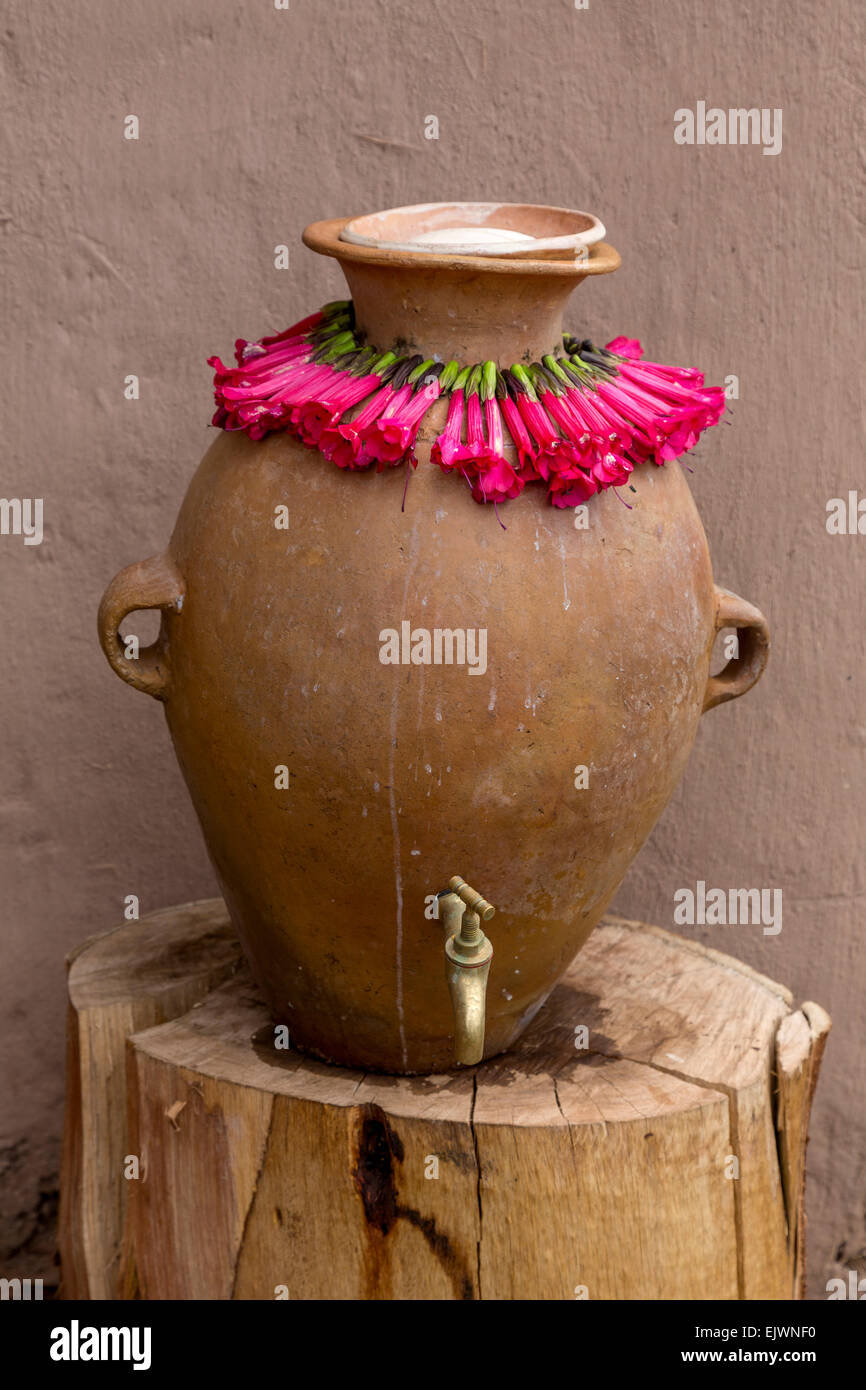 Il Perù, Valle di Urubamba, Quechua villaggio di Misminay. Pentola per acqua potabile in casa di villaggio. Foto Stock