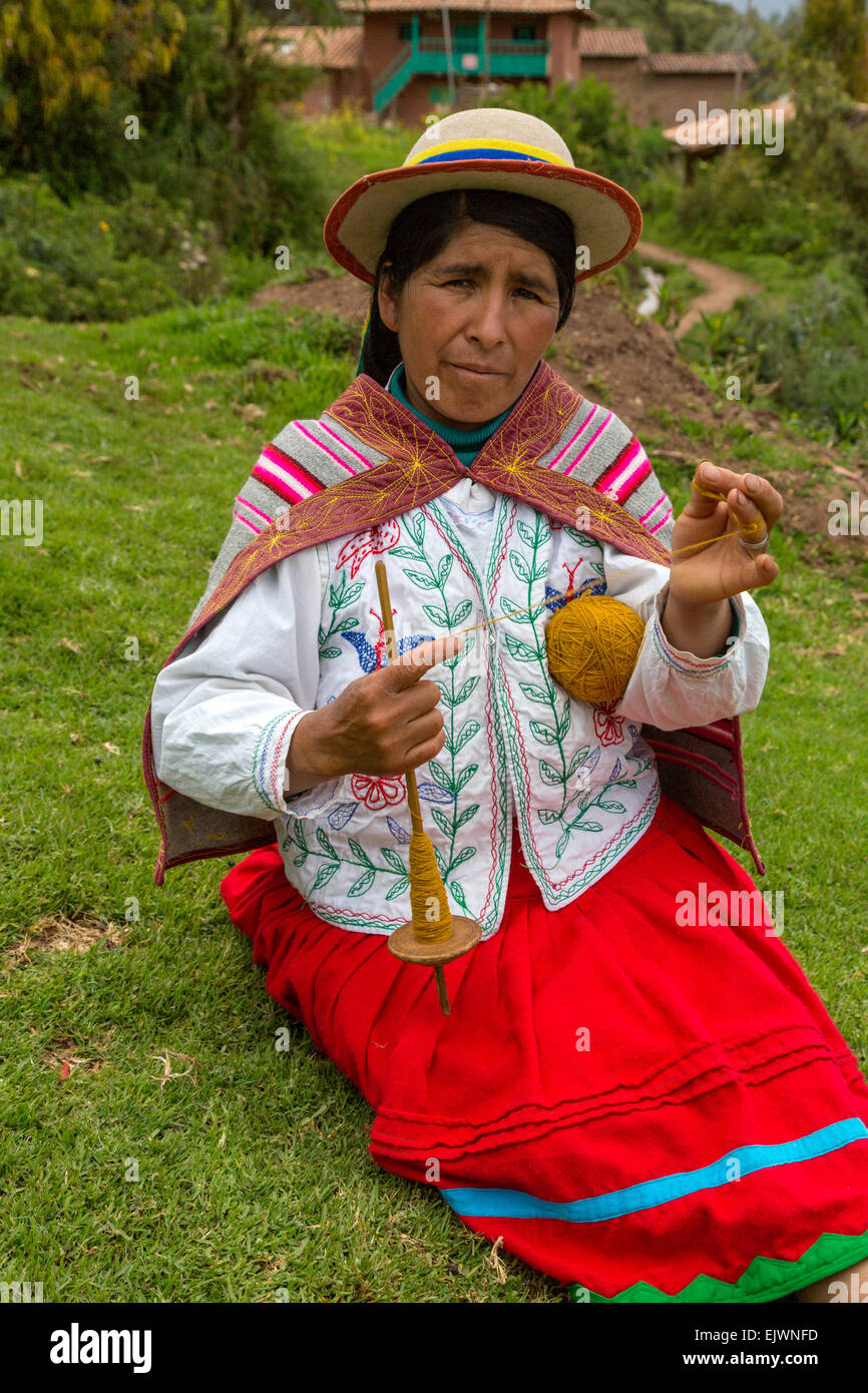 Il Perù, Valle di Urubamba, Quechua villaggio di Misminay. Donna mettendo filato sul fuso. Foto Stock