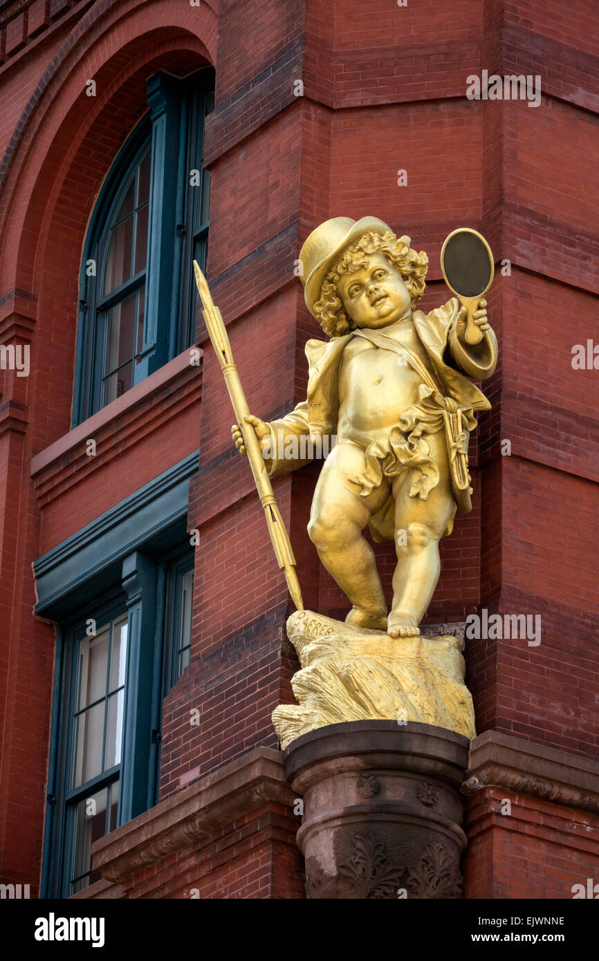 Golden Puck statua sull'angolo dell'edificio di puck in Nolita nella città di New York Foto Stock