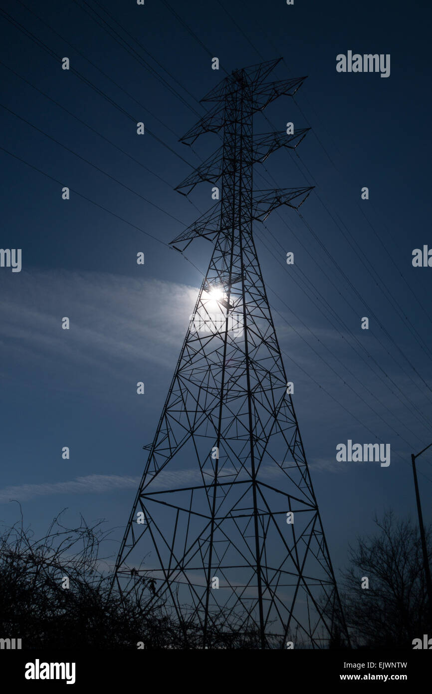 Le linee di alimentazione elettrica esterna della trasmissione Foto Stock