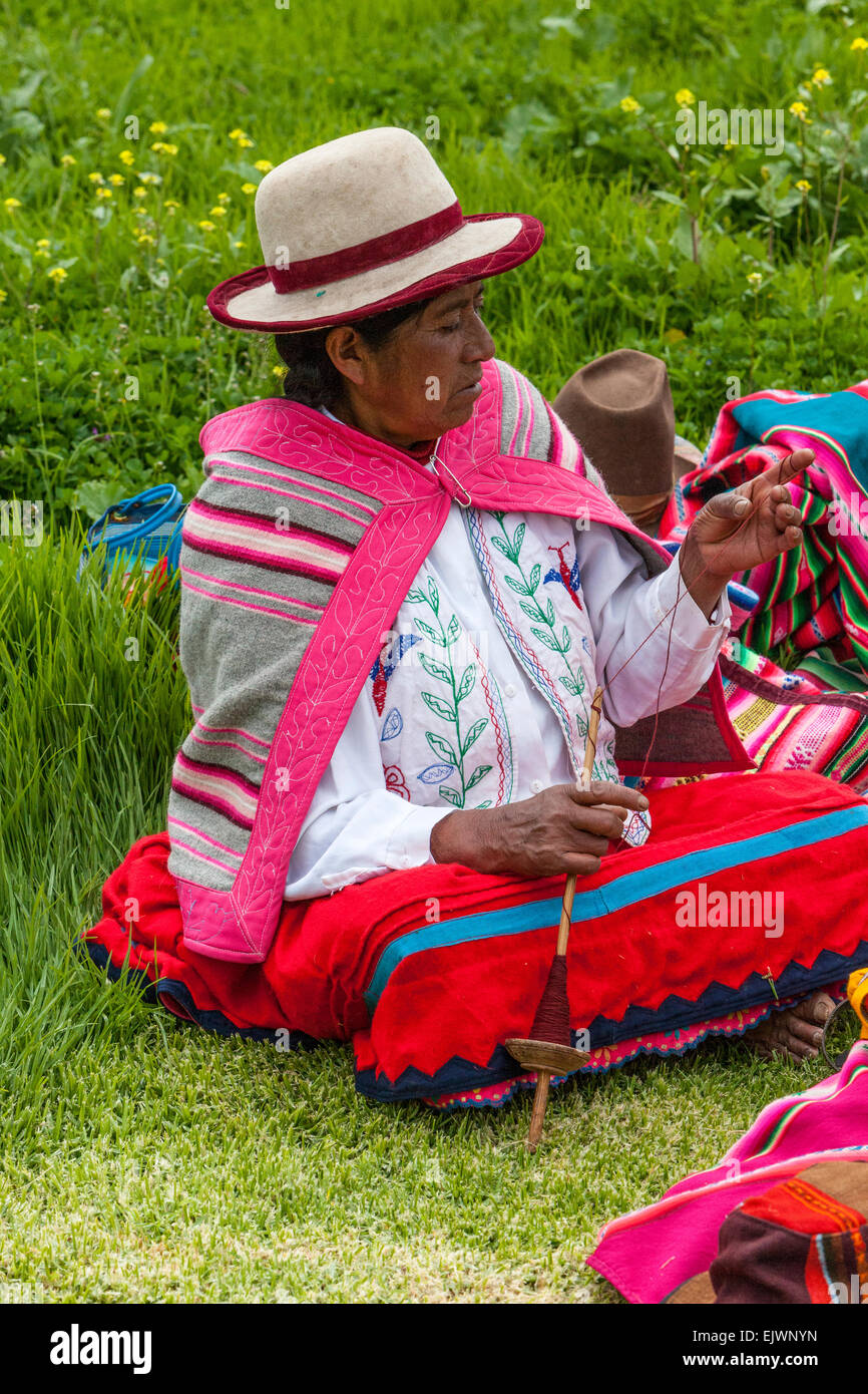 Il Perù, murene, Valle di Urubamba. Il quechua donna la filatura thread su un mandrino. Foto Stock