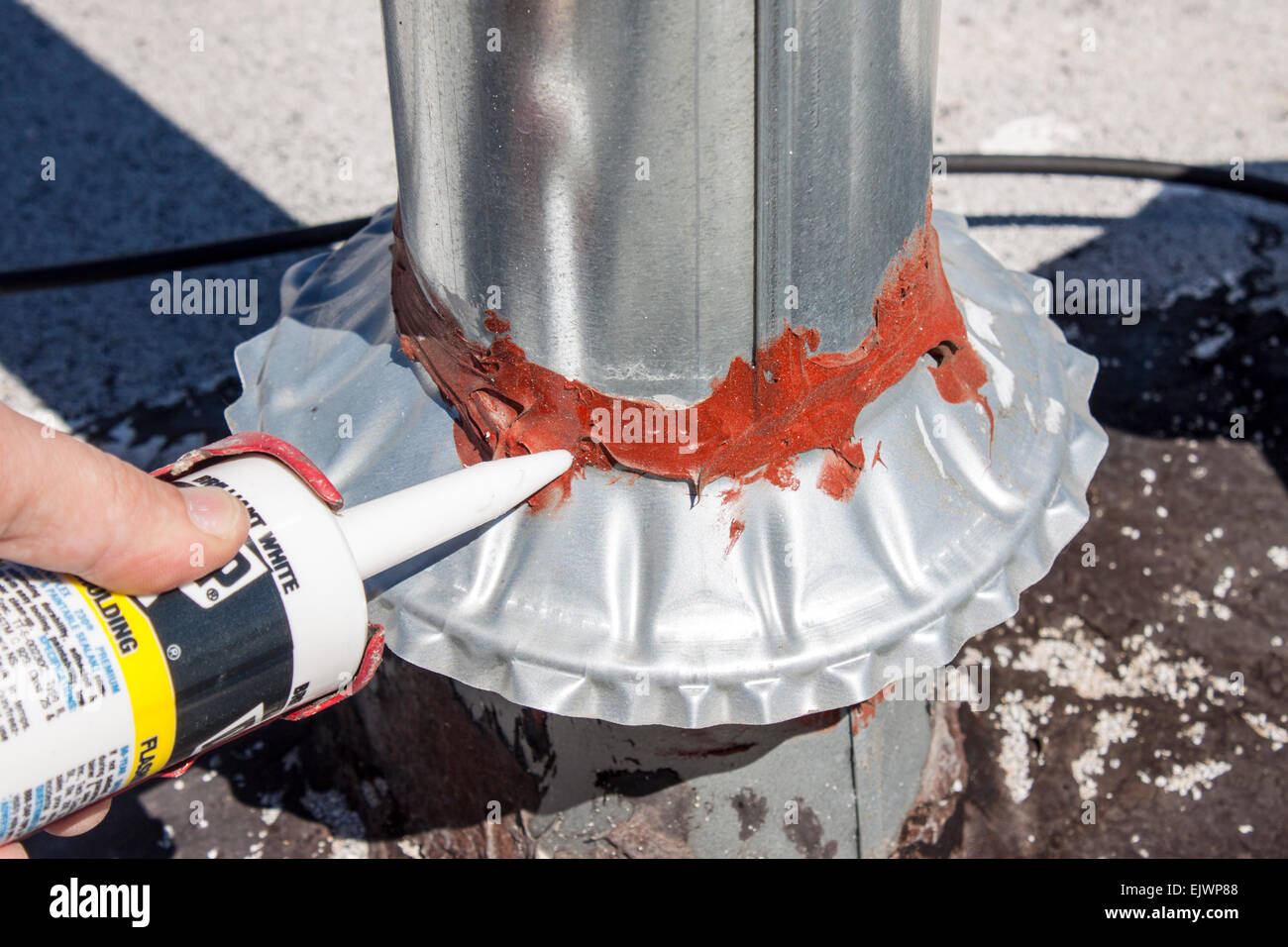 Cianfrinare in silicio essendo applicato al tetto esterno il condotto. Foto Stock
