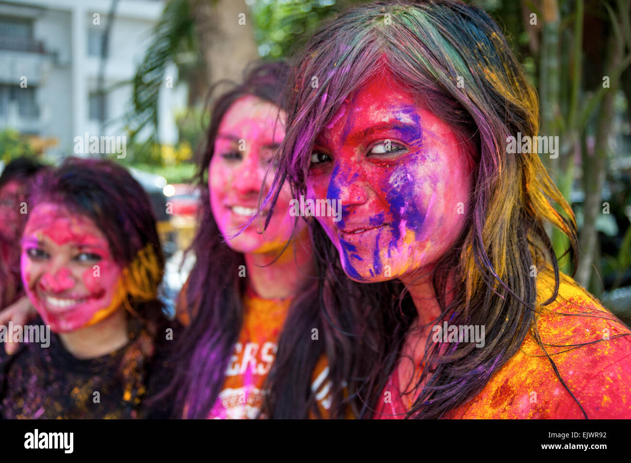 Riproduzione di Holi a Mumbai in India. Holi conosciuto anche come il festival dei colori o il festival di amore è un festival di primavera di che colore Foto Stock