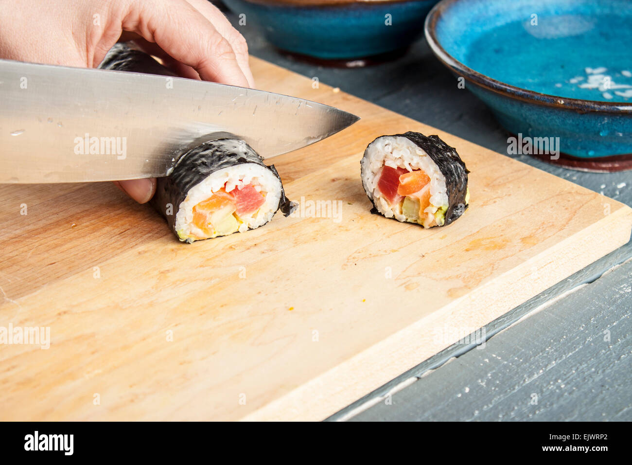 Sushi handrolls con riso, alghe e bastoncini Foto Stock