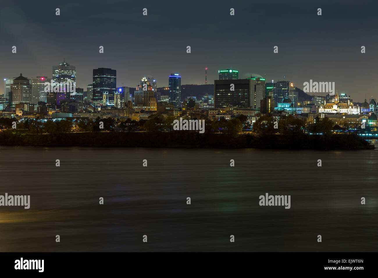 Montreal Downtown e Pont Jacques-Cartier dal Pont de la Concorde, St Lawrence River Foto Stock