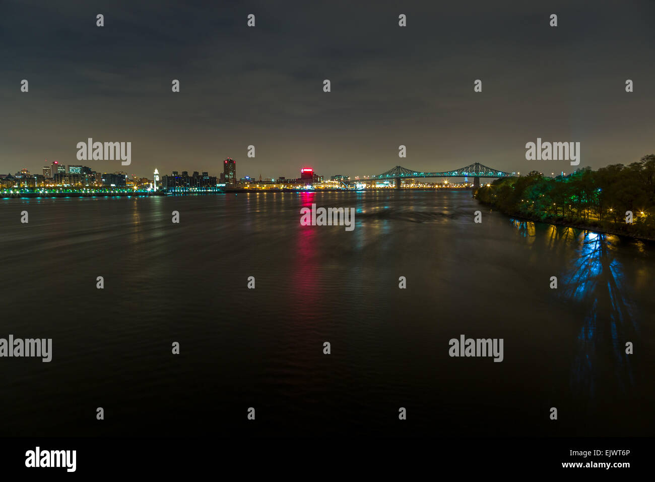 Montreal Downtown e Pont Jacques-Cartier dal Pont de la Concorde, St Lawrence River Foto Stock