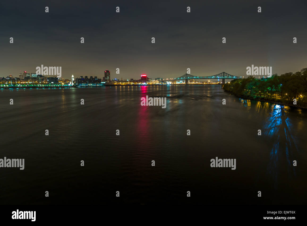 Montreal Downtown e Pont Jacques-Cartier dal Pont de la Concorde, St Lawrence River Foto Stock