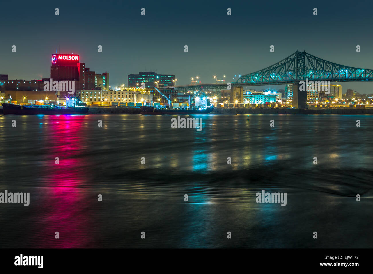 Montreal Downtown e Pont Jacques-Cartier dal Pont de la Concorde, St Lawrence River Foto Stock