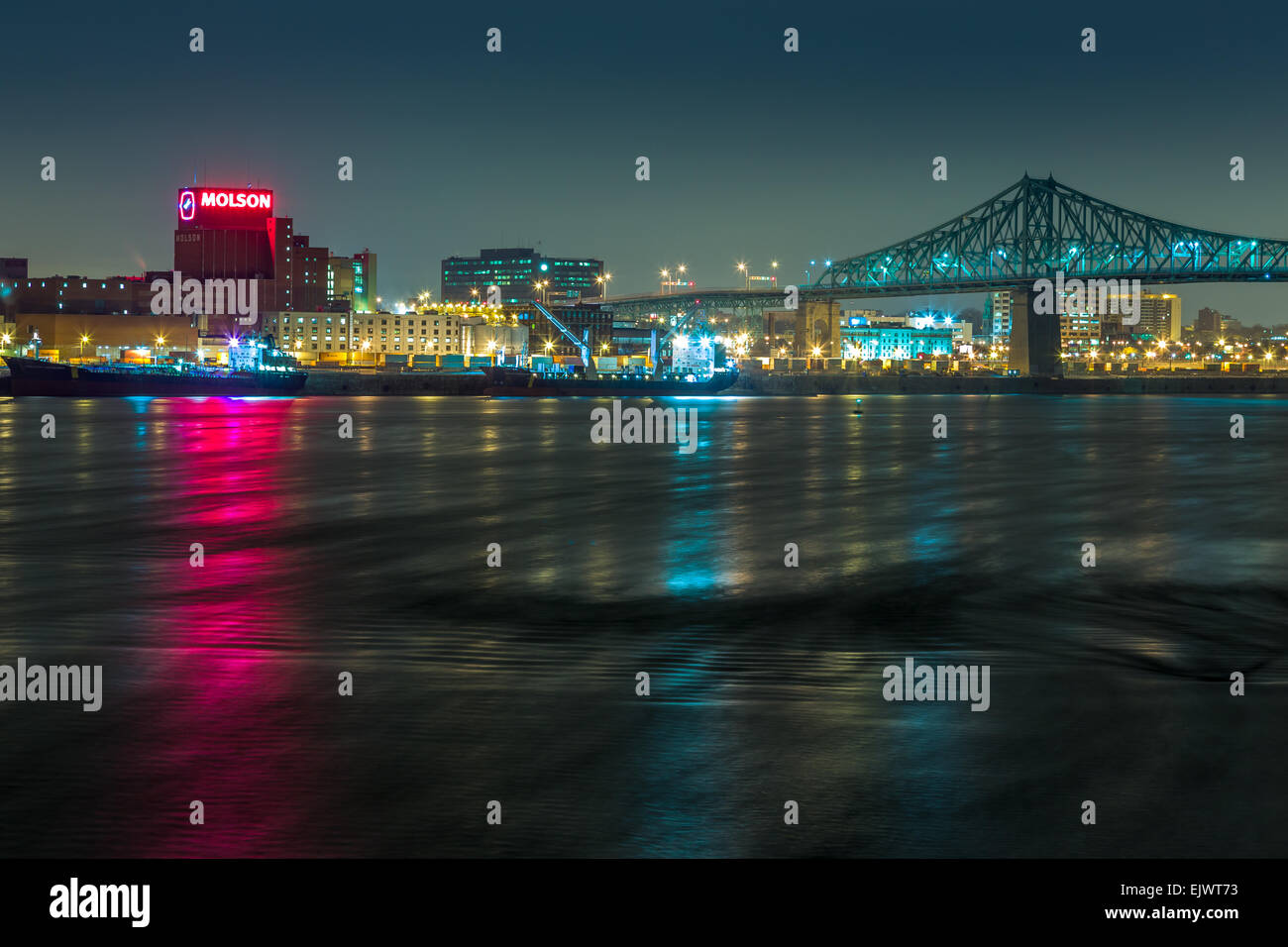 Montreal Downtown e Pont Jacques-Cartier dal Pont de la Concorde, St Lawrence River Foto Stock