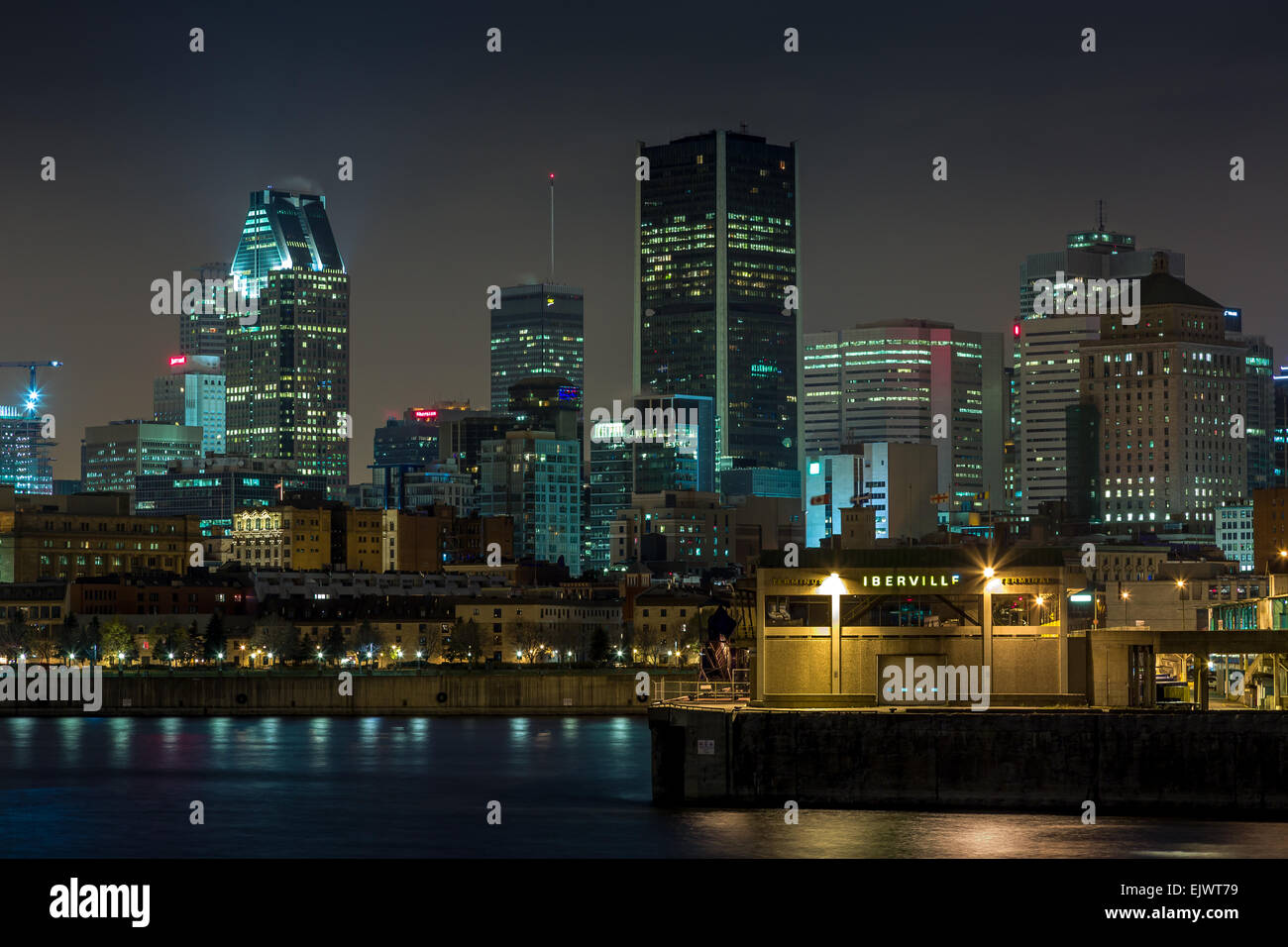 Montreal Downtown e Pont Jacques-Cartier dal Pont de la Concorde, St Lawrence River Foto Stock