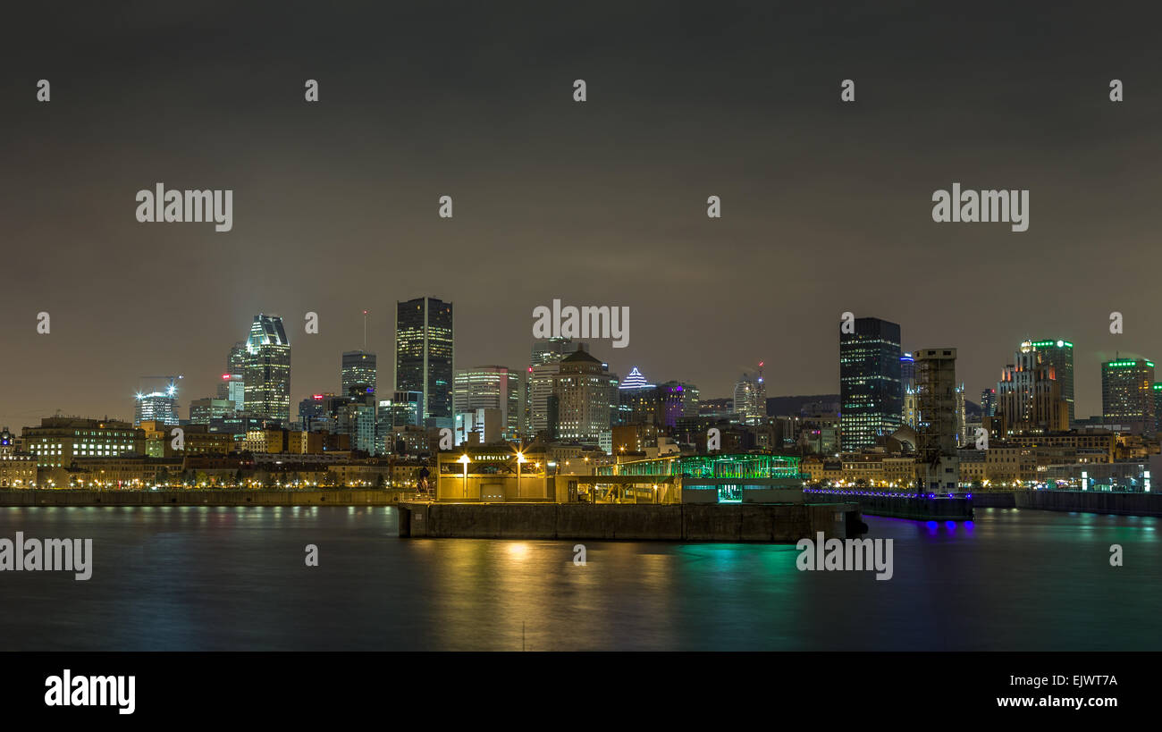 Montreal Downtown e Pont Jacques-Cartier dal Pont de la Concorde, St Lawrence River Foto Stock