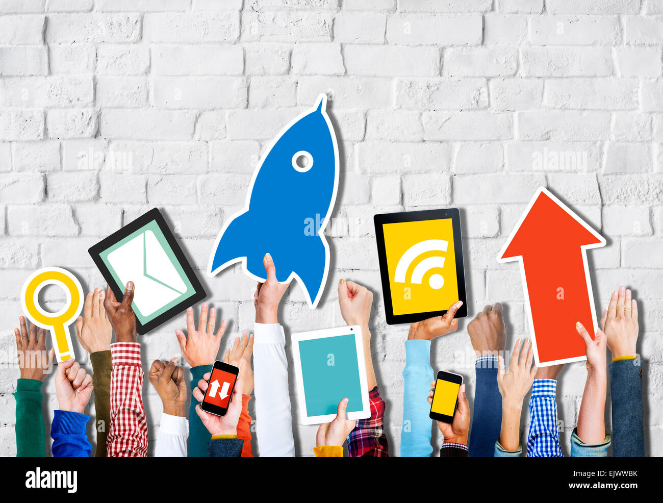 Diverse mani tenendo vari simboli Foto Stock