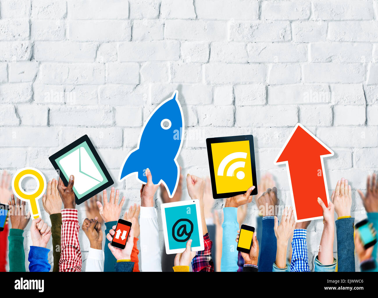 Diverse mani tenendo vari simboli Foto Stock