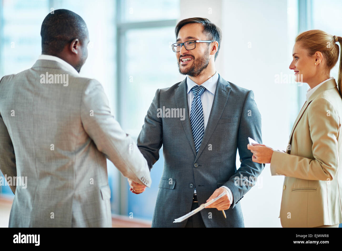 Felice di handshaking gli imprenditori dopo la sorprendente deal Foto Stock