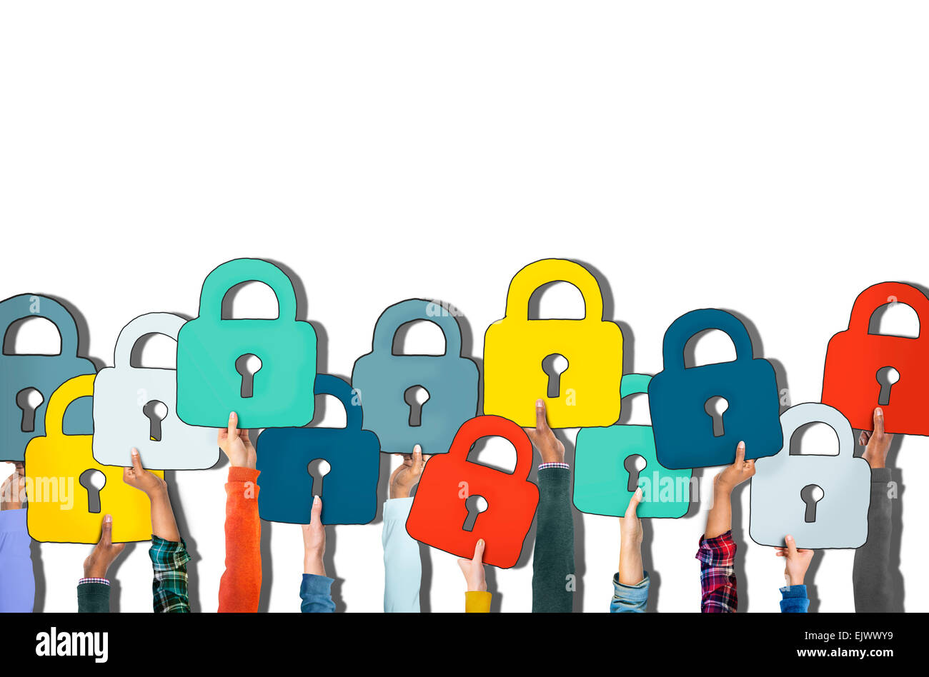 Gruppo di diverse persone con le mani in mano azienda lucchetti Foto Stock