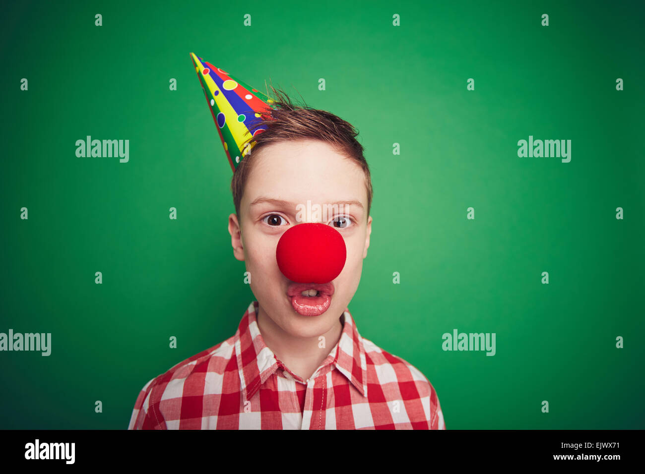 Ragazzo carino con red clown naso smorfie Foto Stock