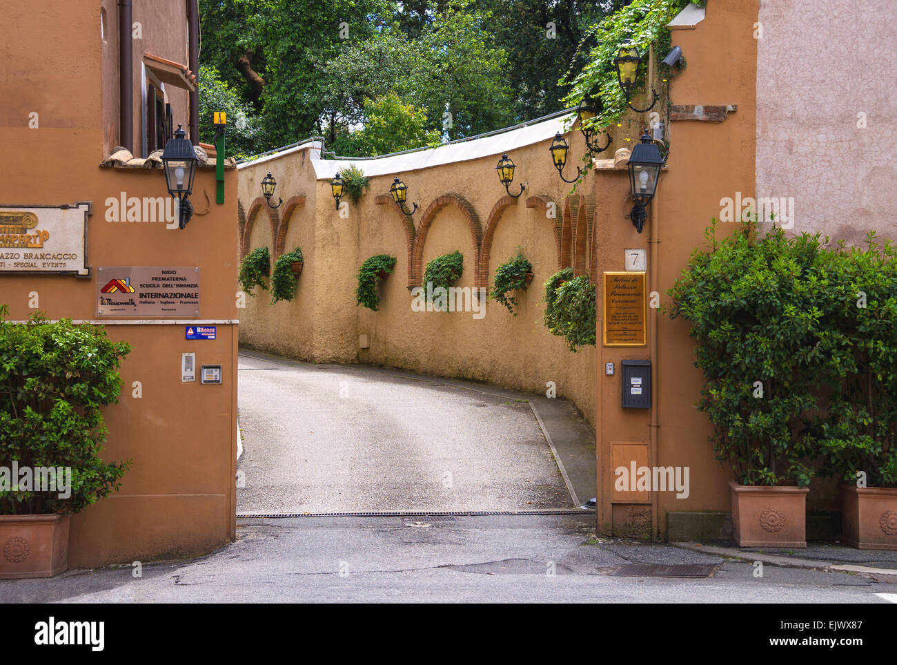 Roma, Italia - 03 maggio 2014: ingresso del cortile del famoso e lussuoso palazzo brancaccio in roma, Italia Foto Stock