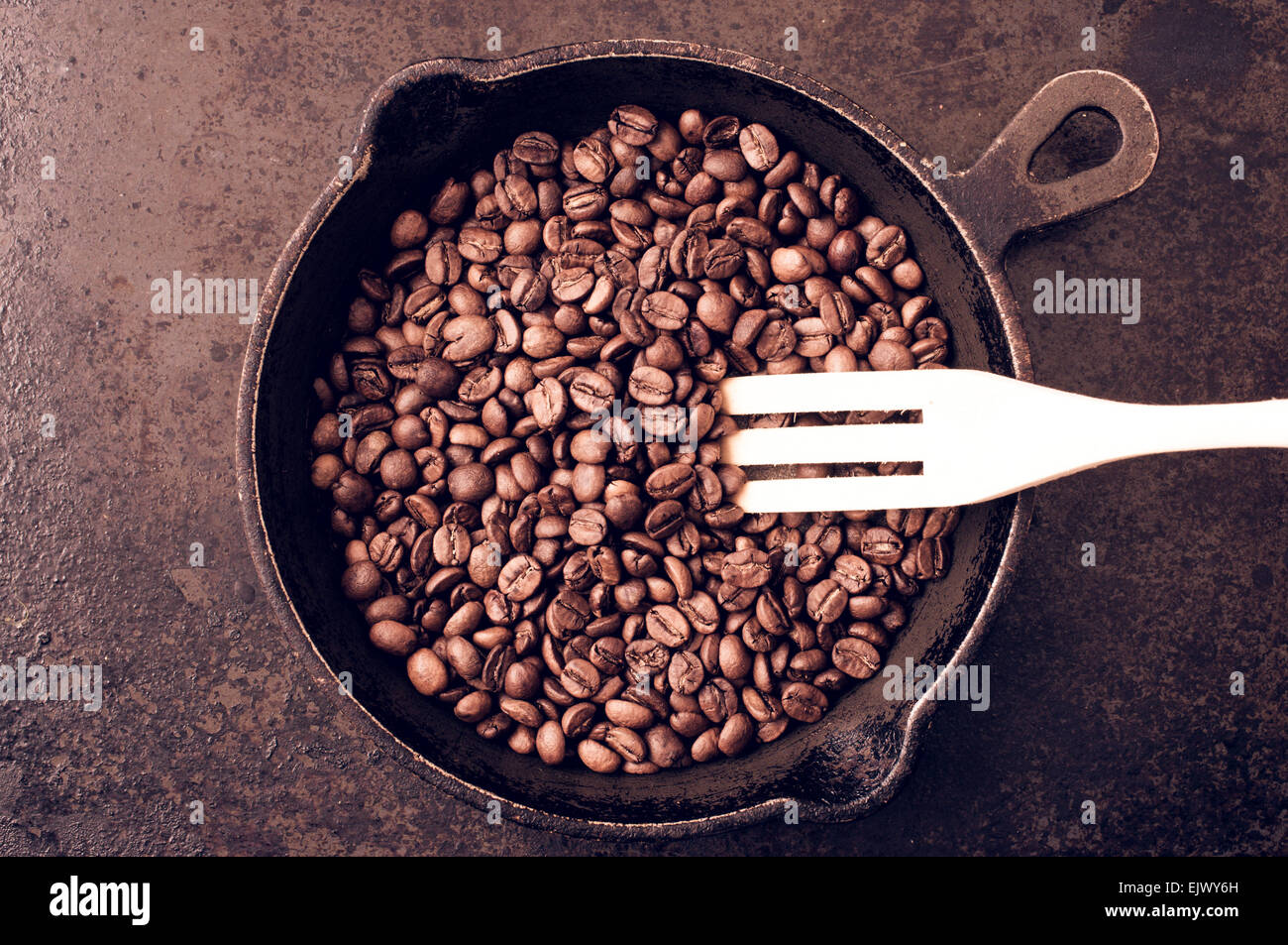Il processo di tostatura i chicchi di caffè a casa. Vista superiore Foto Stock