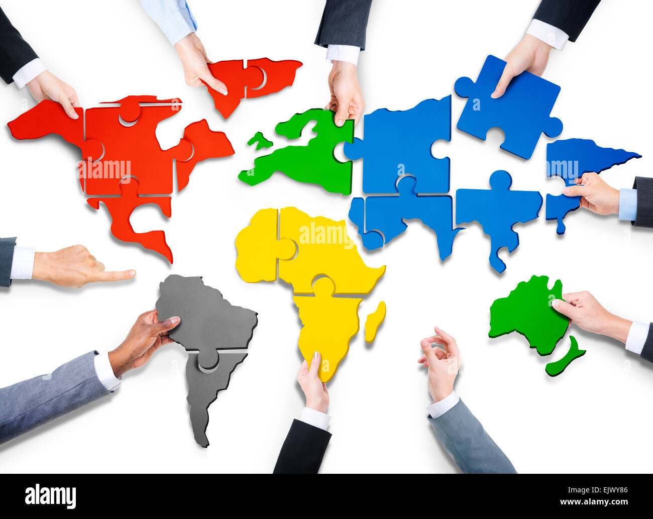Un gruppo di persone di affari con Puzzle formando nella mappa del mondo Foto Stock