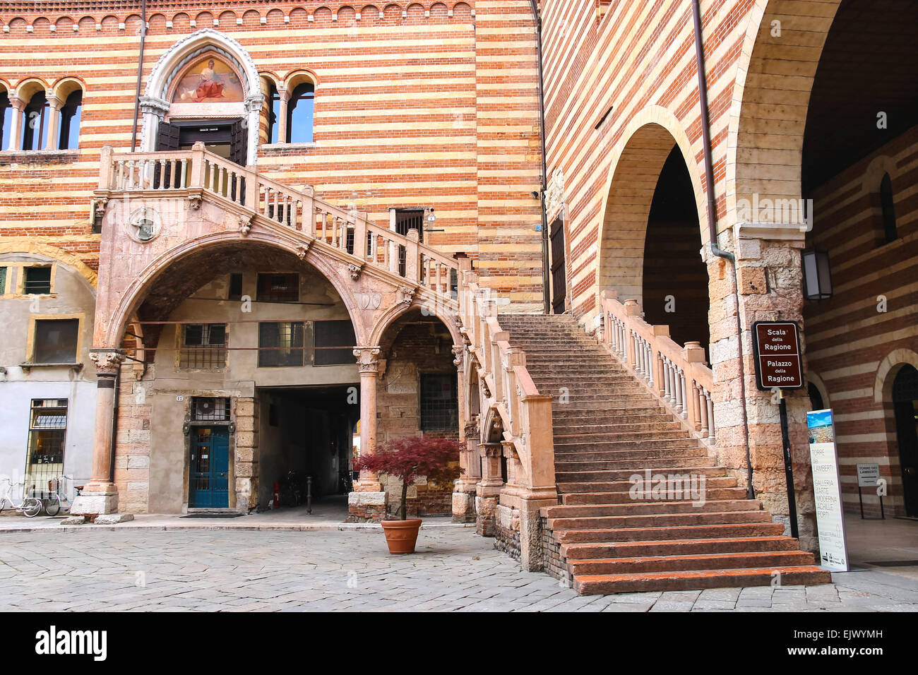 Verona, Italia - 7 maggio 2014: la scala della ragione nel cortile del palazzo della ragione di verona, Italia Foto Stock