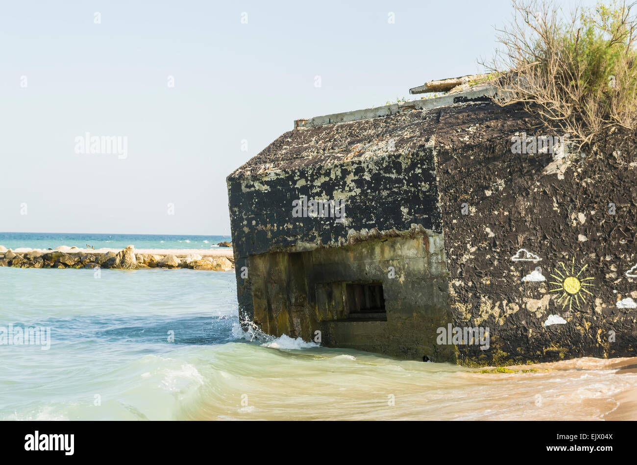Vecchio bunker tedesco dalla seconda guerra mondiale per difendere il litorale del Mar Nero da