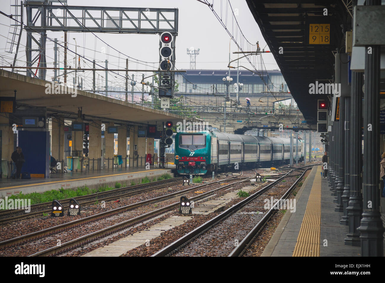 Bologna, Italia - 03 maggio 2014: il treno arriva alla stazione di Bologna in Italia Foto Stock