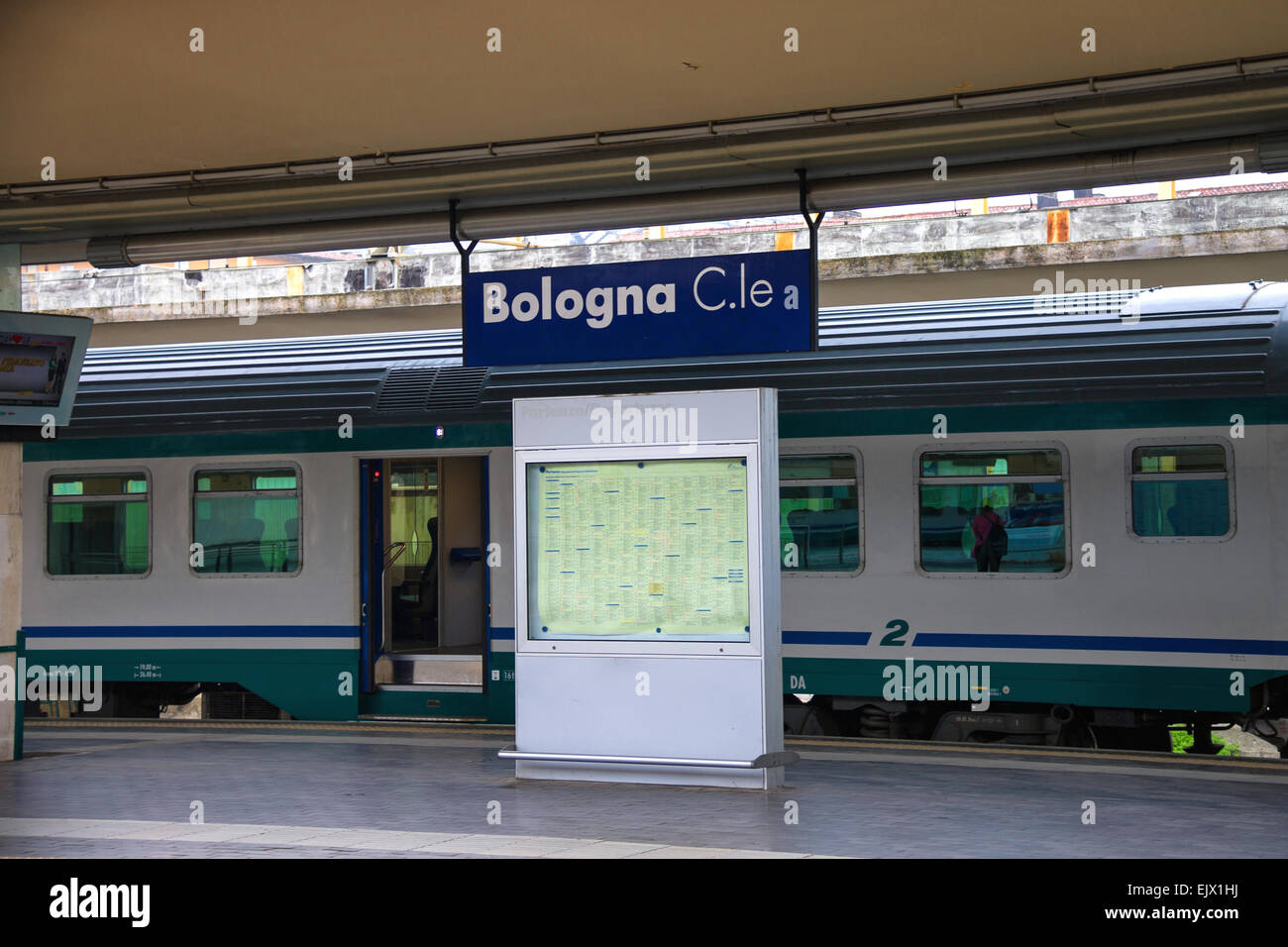 Bologna, Italia - 03 maggio 2014: il treno suburbano si arresta in corrispondenza della stazione di Bologna in Italia Foto Stock