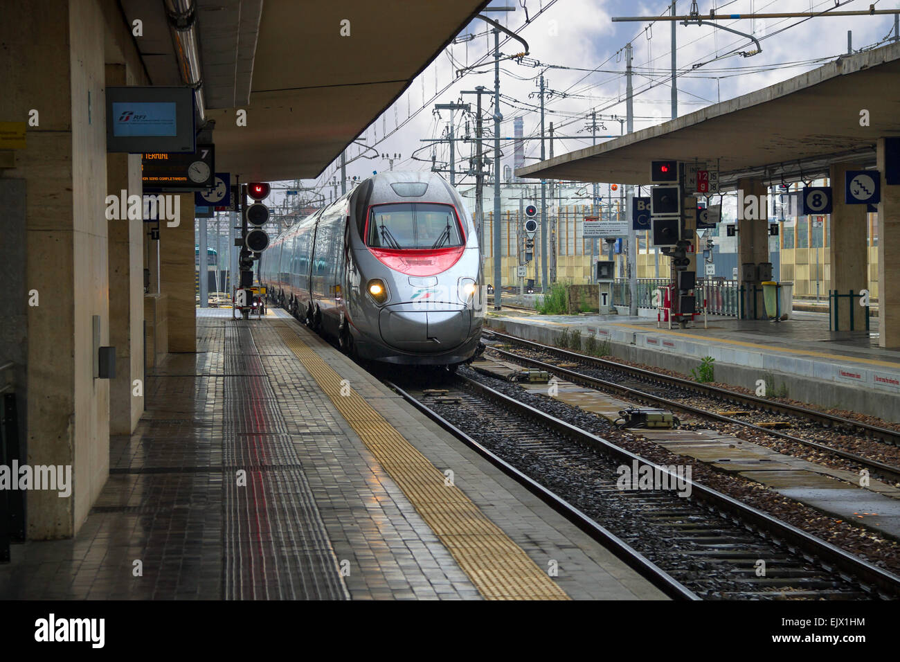 Bologna, Italia - 03 maggio 2014: il treno arriva alla stazione di Bologna in Italia Foto Stock