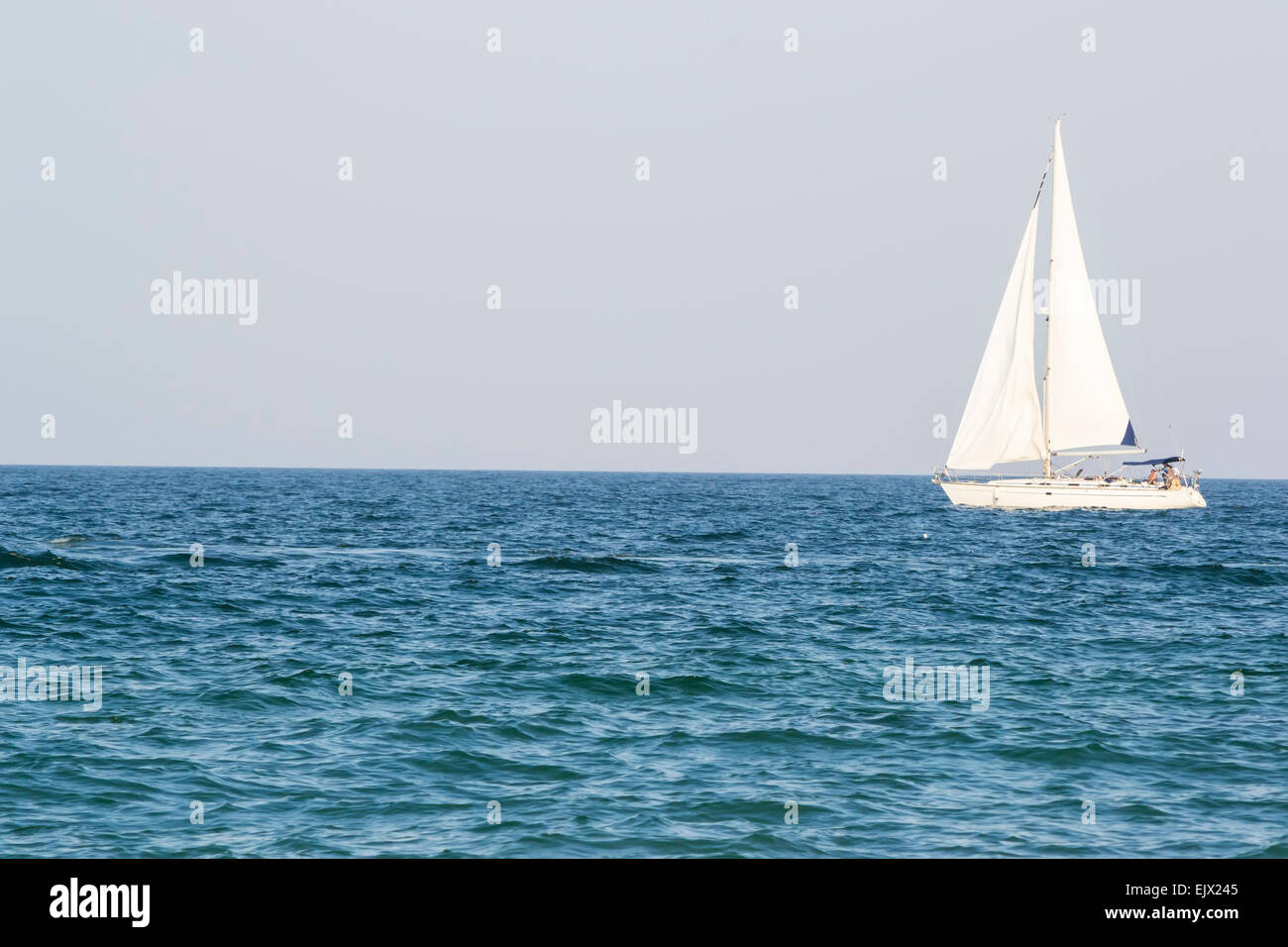 Barche a vela navigando verso est sulla calma il mare blu Foto Stock