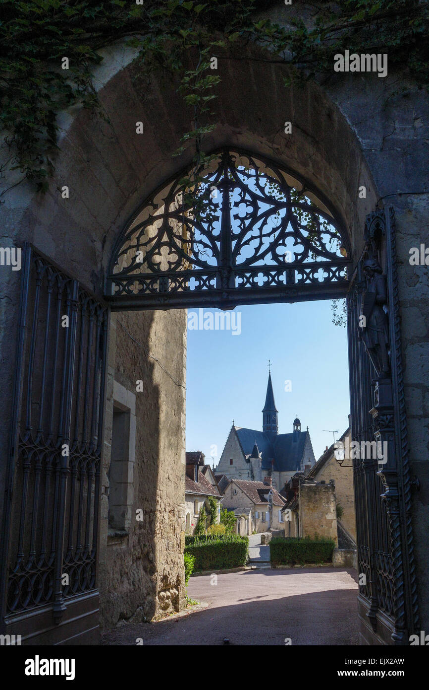 Chateau Montrésor edifici e terreni. Villaggio visto attraverso il cancello di ingresso. Foto Stock