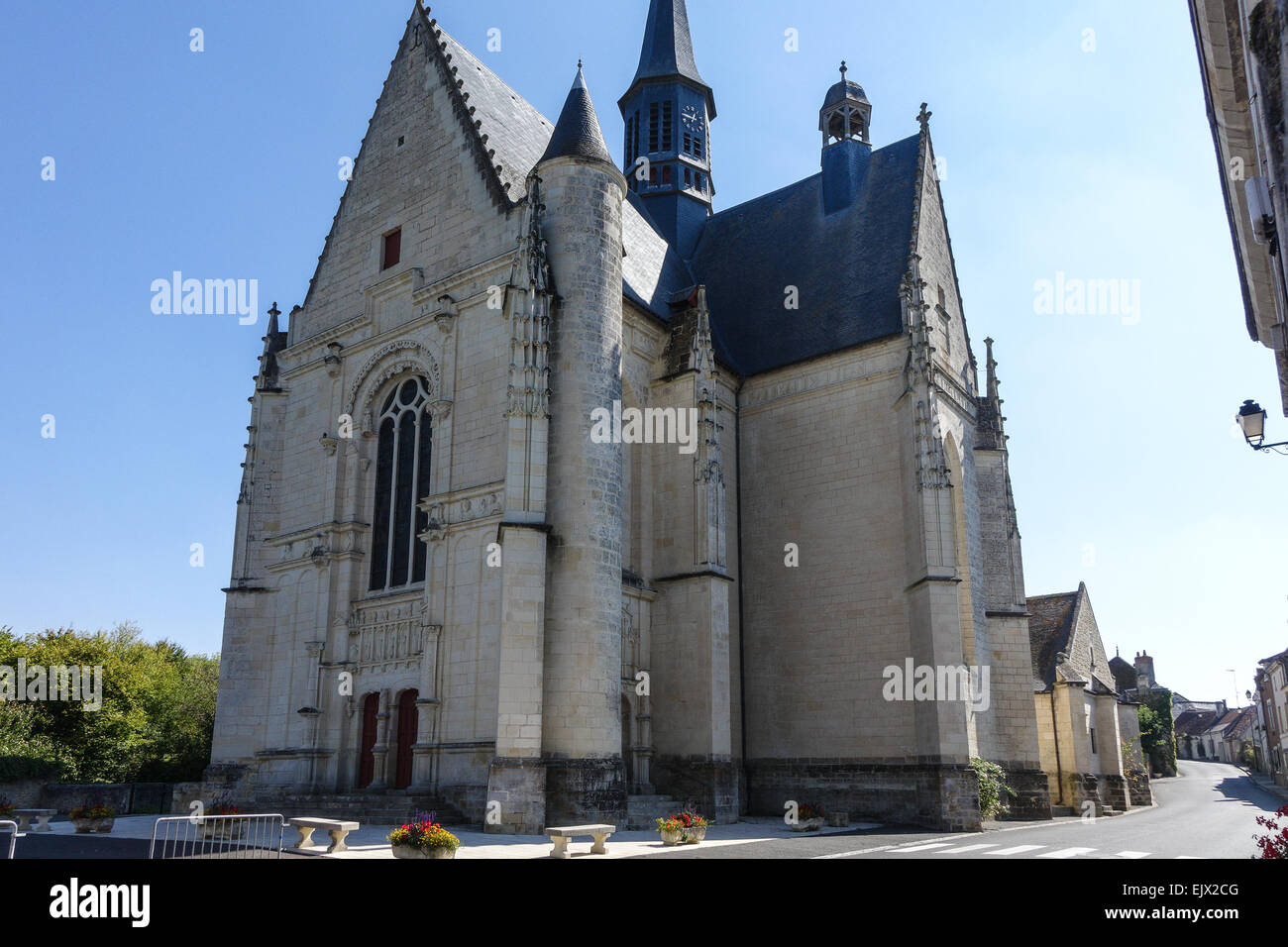 Chateau Montrésor, e il villaggio di Loire Vally, Francia. Village Street con i fiori e la chiesa. Foto Stock