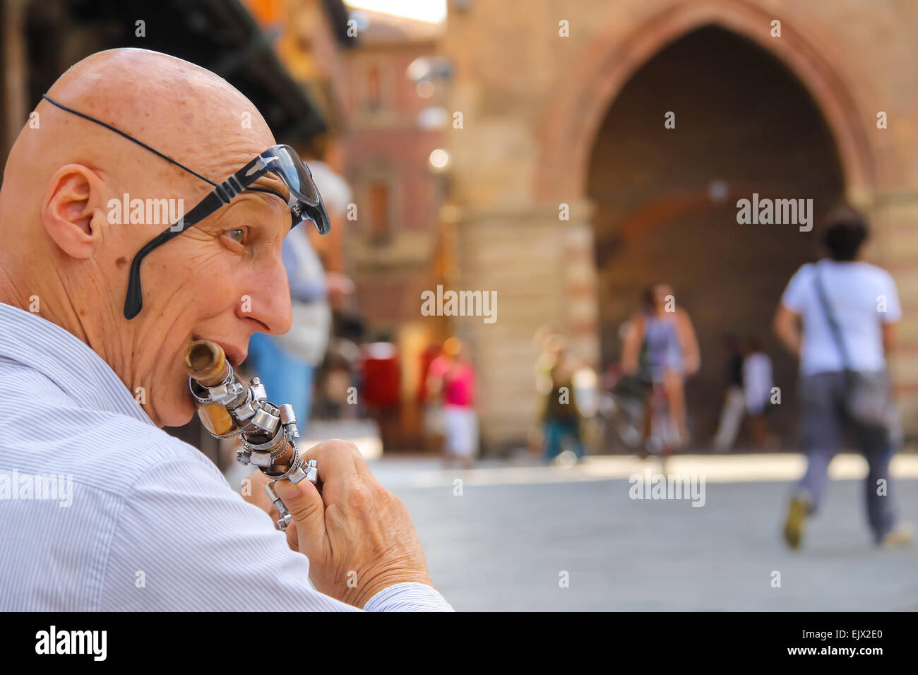 Bologna, Italia - 18 agosto 2014: musicista di strada suonare il flauto di piazza Maggiore a Bologna. Italia Foto Stock
