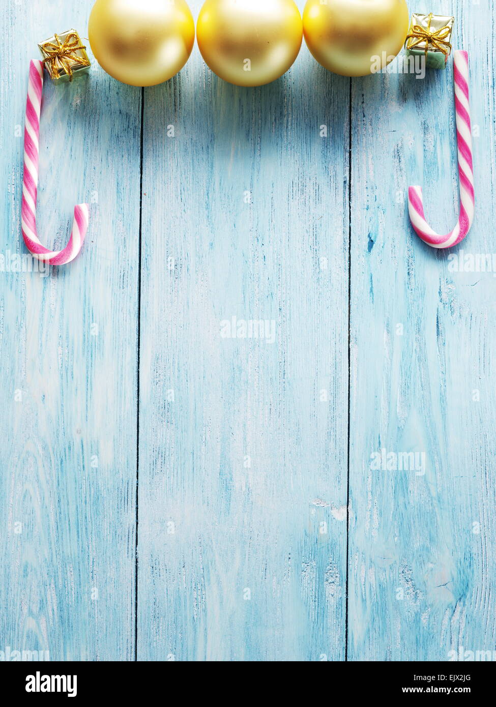 Candy Canes sul blu sullo sfondo di legno. Foto Stock