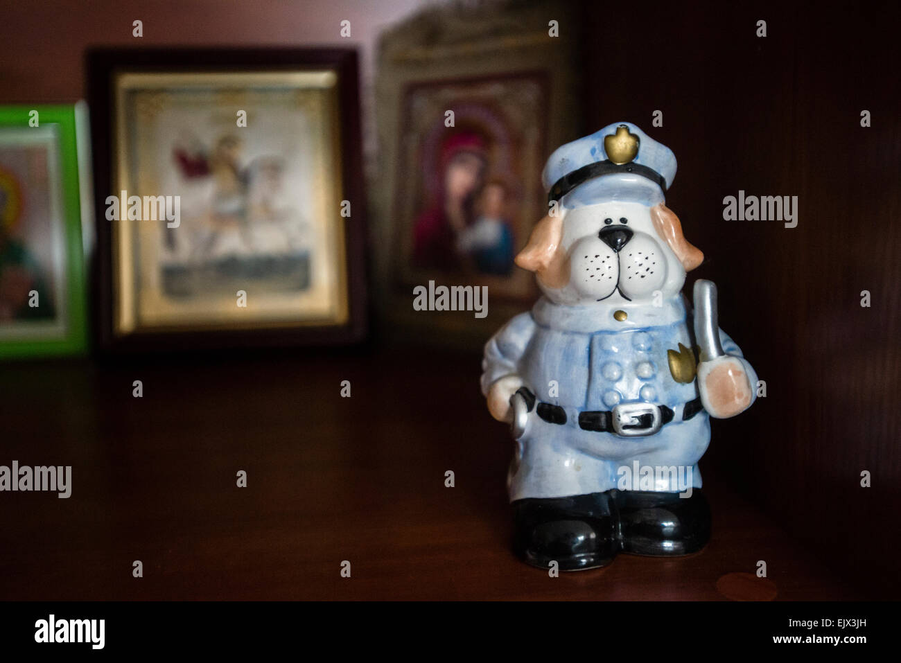 Kiev, Ucraina. Il 1 aprile, 2015. Cane di polizia e la formazione. Piccola statuetta del cane vestito in uniforme della polizia in piedi su uno scaffale nella stanza del capo della milizia di addestramento del cane e il centro di allevamento, Kiev, Ucraina. 1 di aprile. Fotografo Credito: Oleksandr Rupeta/Alamy Live News Foto Stock